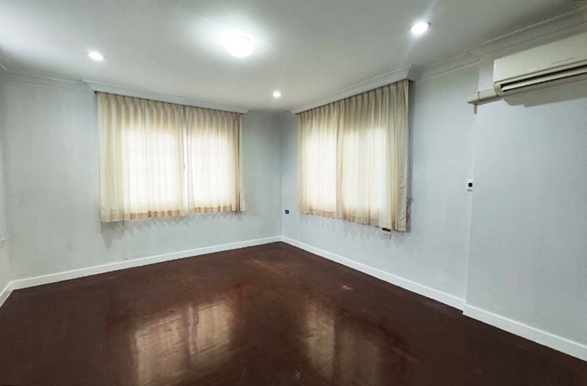 House with Shared Pool in Srinakarin 
